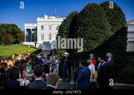 Washington, DC, 19 ottobre 2021. I legislatori della Casa Progressive Caucus tenere una conferenza stampa fuori della West Wing dopo l'incontro con il presidente degli Stati Uniti Joe Biden per discutere il suo programma legislativo alla Casa Bianca a Washington, DC Martedì, 19 ottobre 2021. Credit: Samuel Corum/Pool via CNP /MediaPunch Foto Stock