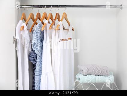 Vestiti da donna su appendiabiti in un armadio aperto Foto stock - Alamy