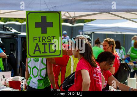 Columbus, OH USA 08-07-2021: Tenda di pronto soccorso situata in un parcheggio durante un evento sportivo. Il personale medico, inclusi i volontari, sta aspettando sotto t Foto Stock