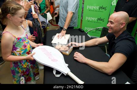 Andre Agassi, vincitore del torneo di tennis, firma le copie della sua autobiografia al Paperplus Bookstore dove centinaia di appassionati si accaparrano per incontrare il grande tennis, Newmarket, Auckland, Nuova Zelanda, Giovedi, Gennaio 24, 2013. Foto Stock