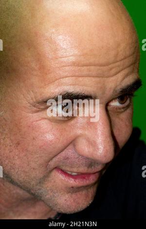 Andre Agassi, vincitore del torneo di tennis, firma le copie della sua autobiografia al Paperplus Bookstore dove centinaia di appassionati si accaparrano per incontrare il grande tennis, Newmarket, Auckland, Nuova Zelanda, Giovedi, Gennaio 24, 2013. Foto Stock