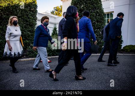 Washington, Vereinigte Staaten. 19 Ott 2021. I legislatori della Casa Progressive Caucus tenere una conferenza stampa fuori della West Wing dopo l'incontro con il presidente degli Stati Uniti Joe Biden per discutere il suo programma legislativo alla Casa Bianca a Washington, DC Martedì, 19 ottobre 2021. Credit: Samuel Corum/Pool via CNP/dpa/Alamy Live News Foto Stock