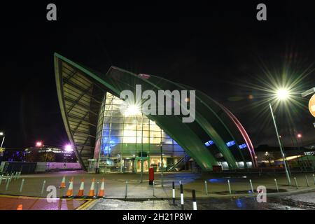 Glasgow, Scozia, Regno Unito. 19 Ott 2021. NELLA FOTO: EDIFICIO SEC Armadillo. Viste notturne del sito COP26 e del luogo in cui si trovano le strutture temporanee costruite a metà sul terreno dello Scottish Event Campus (SEC), precedentemente noto come Scottish Exhibition and Conference Centre (SECC), con il parcheggio anteriore all'esterno del nuovo OVO Hydro (ex SSE Hydro) Con i nuovi trasferimenti sopra la passerella che dice "la gente fa Glasgow" e i lavoratori notturni continuano a fare i preparativi. Credit: Colin Fisher/Alamy Live News Foto Stock
