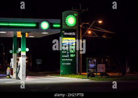 Melbourne, Australia. 20 Ott 2021. Stazione di servizio BP in Australia di notte con un display dei prezzi che mostra prezzi di carburante record. Credit: SOPA Images Limited/Alamy Live News Foto Stock