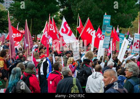 Rotterdam, Paesi Bassi. 17 ottobre 2021. I manifestanti detengono bandiere e striscioni durante la marcia di protesta contro la crisi degli alloggi a Rotterdam.secondo la polizia, almeno 7,000 manifestanti hanno partecipato alla protesta di oggi, sotto il motto 'Case per la gente, non per il profitto' ad Afrikaanderpark e hanno marciato per le strade di Rotterdam. Intorno alle 15 del pomeriggio c'erano circa duemila manifestanti nel parco, un numero stimato da NOS News. Credit: SOPA Images Limited/Alamy Live News Foto Stock