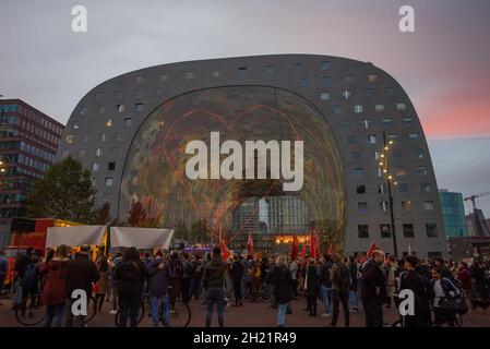 Rotterdam, Paesi Bassi. 17 ottobre 2021. I manifestanti concludono la loro protesta da parte del Markthal nel centro di Rotterdam.secondo la polizia, almeno 7,000 manifestanti hanno partecipato alla protesta di oggi, sotto il motto 'Case per la gente, non per il profitto' in Afrikaanderpark e marciato per le strade di Rotterdam. Intorno alle 15 del pomeriggio c'erano circa duemila manifestanti nel parco, un numero stimato da NOS News. Credit: SOPA Images Limited/Alamy Live News Foto Stock