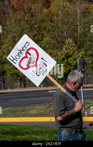 Plymouth, Minnesota. Ottobre 17, 2021. Alllina WestHealth Hospital chiude il pronto soccorso e le cure urgenti, mentre gli infermieri cercano un nuovo co Foto Stock