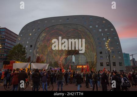 Rotterdam, Paesi Bassi. 17 ottobre 2021. I manifestanti concludono la loro protesta da parte del Markthal nel centro di Rotterdam.secondo la polizia, almeno 7,000 manifestanti hanno partecipato alla protesta di oggi, sotto il motto 'Case per la gente, non per il profitto' in Afrikaanderpark e marciato per le strade di Rotterdam. Intorno alle 15 del pomeriggio c'erano circa duemila manifestanti nel parco, un numero stimato da NOS News. (Foto di Charles M Vella/SOPA Images/Sipa USA) Credit: Sipa USA/Alamy Live News Foto Stock