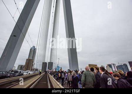 Rotterdam, Paesi Bassi. 17 ottobre 2021. I manifestanti marciano lungo il ponte Erasmus durante la marcia di protesta contro la crisi immobiliare di Rotterdam.secondo la polizia, almeno 7,000 manifestanti hanno partecipato alla protesta odierna, sotto il motto 'Case per la gente, non per il profitto' ad Afrikaanderpark e hanno marciato per le strade di Rotterdam. Intorno alle 15 del pomeriggio c'erano circa duemila manifestanti nel parco, un numero stimato da NOS News. (Foto di Charles M Vella/SOPA Images/Sipa USA) Credit: Sipa USA/Alamy Live News Foto Stock