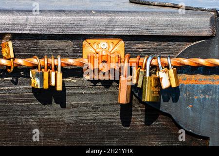 BUCAREST, ROMANIA - 01 settembre 2021: Un simbolo d'amore, vecchi lucchetti arrugginiti appesi sul ponte della fortezza di legno di Alba Iulia, Romania Foto Stock