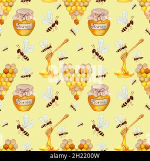 Modello senza cuciture per bambini con api, un vaso di miele, un cucchiaio di legno, cuore a nido d'ape su sfondo beige crema. Acquerello disegni di natura e. Foto Stock