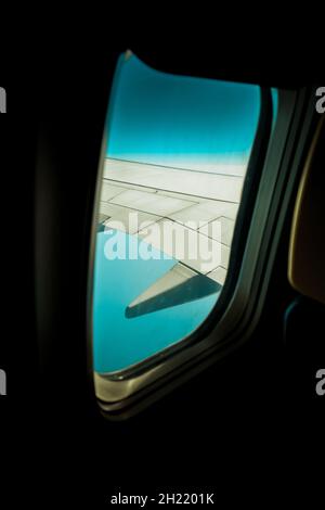 Immagine verticale della vista da una finestra piana Foto Stock