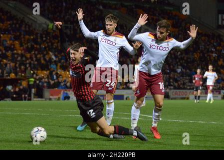 BRADFORD, REGNO UNITO. 19 OTTOBRE Joe Gray di Hartlepool United è sicuro di essere imbrogliato mentre il finlandese di Bradford City, Cousin-Dawson ed Elliot Watt, plead i loro innocenti durante la partita della Sky Bet League 2 tra Bradford City e Hartlepool United al Coral Windows Stadium di Bradford martedì 19 ottobre 2021. (Credit: Scott Llewellyn | MI News) Credit: MI News & Sport /Alamy Live News Foto Stock