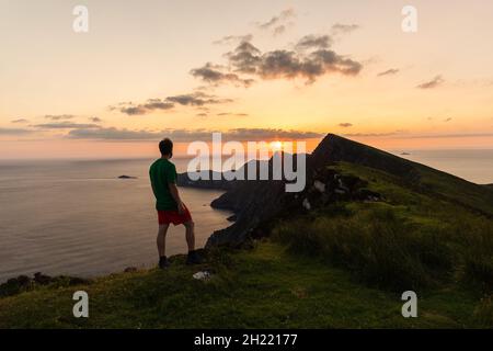 Maschio caucasico guardando la vista delle scogliere Croaghaun, Achill Island, Irlanda Foto Stock