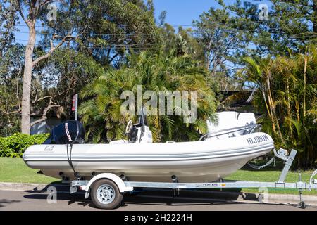 GOMMONE GOMMONE GOMMONE Zodiac su un rimorchio in una strada a nord di Sydney, Sydney, Australia Foto Stock