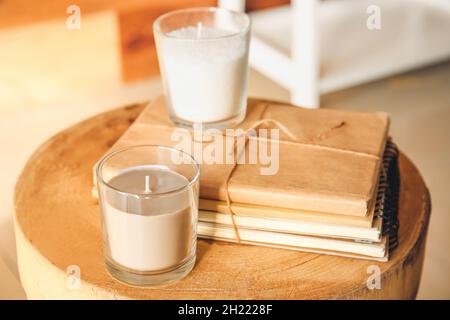 Candele aromatiche con libri sul tavolo in camera Foto Stock