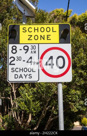 Segnale del limite di velocità della zona della scuola di 40 km/ora durante gli orari di inizio e fine della scuola a Sydney, NSW, Australia Foto Stock