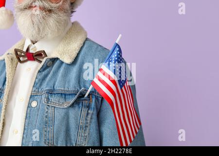 Babbo Natale con bandiera USA su sfondo a colori Foto Stock