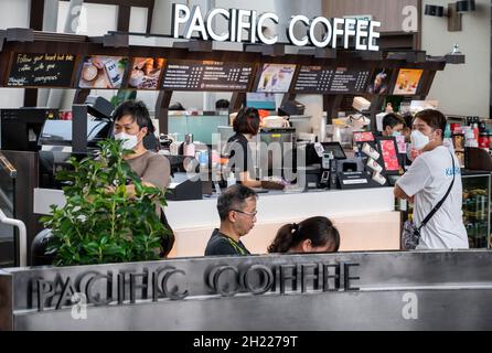 Hong Kong, Cina. 07 ottobre 2021. I clienti sono visti presso la catena Pacific Coffee Shop di Hong Kong. (Foto di Budrul Chukrut/SOPA Images/Sipa USA) Credit: Sipa USA/Alamy Live News Foto Stock