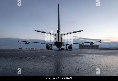 Royal Canadian Air Force CC-150T Polaris strategic airlift and air-to-air refueler si prepara per le operazioni aeree a sostegno dell'operazione Noble Defender, in Alaska il 15 ottobre 2021. Foto: SGT Jennifer Kusche, 8 Wing Trenton Foto Stock