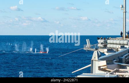 211002-N-PA358-1055 OCEANO ATLANTICO (OTT 2, 2021) i marinai sparano una mitragliatrice del calibro di .50 durante un esercizio di fuoco dal vivo sul ponte di volo della portaerei di classe Nimitz USS Harry S. Truman (CVN 75). Truman opera nell'Oceano Atlantico a sostegno delle operazioni navali per mantenere la stabilità e la sicurezza marittima al fine di garantire l'accesso, scoraggiare l'aggressione e difendere gli interessi statunitensi, alleati e partner. (STATI UNITI Foto della Marina di Seaman T'ara Tripp, specialista della comunicazione di massa) Foto Stock