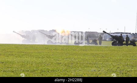 Alpha Battery della Guardia Nazionale del New Jersey; 3° Battaglione; 112° canoni da fuoco per artiglieria al National Guard Training Center di Sea Girt, NJ, 17 ottobre 2021. La Revisione militare è una tradizione di lunga data che consente al governatore - il comando0in0capo della milizia di stato - l'opportunità di rivedere i soldati e gli Airmen della Guardia Nazionale della Nuova maglia. (STATI UNITI Esercito foto di Sgt. Diana P. Rossi) Foto Stock