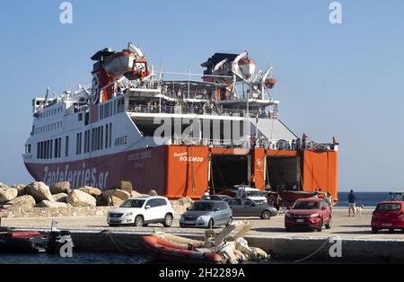 SIKINOS, GRECIA - 02 settembre 2019: Il traghetto interinsulare greco arriva alla piccola isola greca appartata di Sikinos, nelle Cicladi. Ormeggio barche al porto Foto Stock