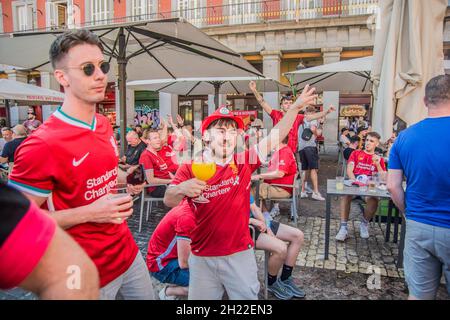 Madrid, Spagna. 19 Ott 2021. I fan di Liverpool prendono parte a un leggero spettacolo nella famosa Plaza Square di Madrid il martedì pomeriggio (19 ottobre), con palline giocosamente calciate verso la gente del posto sui loro balconi al primo piano. Liverpool prende l'Atletico Madrid nella Champions League più tardi oggi. (Foto di Alberto Sibaja/Pacific Press) Credit: Pacific Press Media Production Corp./Alamy Live News Foto Stock