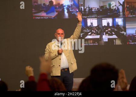 Spagna. 19 Ott 2021. José Andrés visita la Vega Arms FactoryIl cuoco, insignito del Premio Principessa di Concord, ha avuto un incontro con gli studenti che hanno disegnato foto del suo lavoro umanitario.Eventi culturali organizzati dalla Fondazione Principessa delle Asturie, compresi incontri con i vincitori. (Foto di Mercedes Menendez/Pacific Press) Credit: Pacific Press Media Production Corp./Alamy Live News Foto Stock