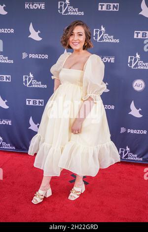 Nashville, Tennessee, USA, 19 ottobre 2021. Il cantante Svrcina cammina sul Red Carpet durante il 52° annuale GMA dove Awards alla Allen Arena. Foto Stock