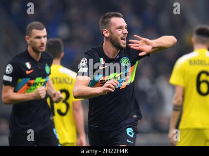 Milano, Italia. 19 Ott 2021. Stefan De Vrij di FC Inter celebra il suo obiettivo durante la partita del gruppo D della UEFA Champions League tra FC Inter e FC Sheriff Tiraspol a Milano, 19 ottobre 2021. Credit: Str/Xinhua/Alamy Live News Foto Stock