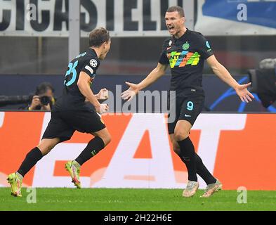 Milano, Italia. 19 Ott 2021. Edin Dzeko (R) del FC Inter celebra il suo obiettivo durante la partita UEFA Champions League Group D tra FC Inter e FC Sheriff Tiraspol a Milano, 19 ottobre 2021. Credit: Str/Xinhua/Alamy Live News Foto Stock