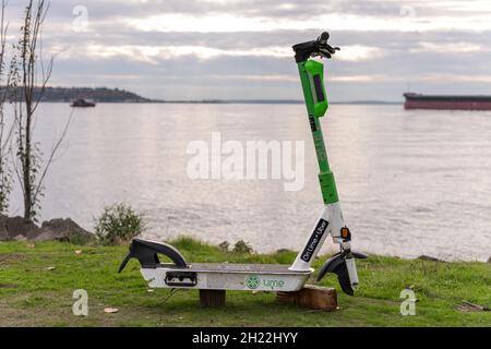 Seattle, Stati Uniti. 19 Ott 2021. Un Lime Scooter manca entrambe le ruote nel Myrtle Edwards Park in centro. Foto Stock