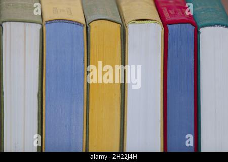 Primo piano di libri organizzati in una biblioteca Foto Stock