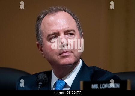 Il rappresentante degli Stati Uniti Adam Schiff (democratico della California) ascolta come il comitato di selezione della Camera incaricato di indagare sull'attacco del 6 gennaio al Campidoglio si riunisce per tenere uno degli alleati dell'ex presidente Donald Trump in disprezzo, l'ex stratega Steve Bannon nel Canon House Office Building a Washington, DC, Martedì, Ottobre 19, 2021. Credito: Rod Lammey/CNP Foto Stock