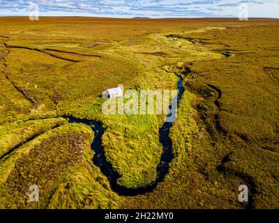 Antenna di una piccola capanna nel Moorland sull'isola di Lewis, Ebridi esterne, Scozia, Regno Unito Foto Stock