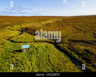 Antenna di una piccola capanna nel Moorland sull'isola di Lewis, Ebridi esterne, Scozia, Regno Unito Foto Stock