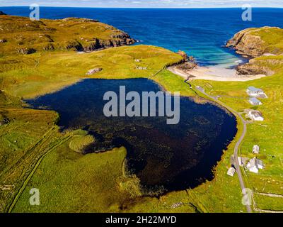 Antenna del Lago di Dhailbeag e la spiaggia di Dailbeag, Isola di Lewis, Ebridi esterne, Scozia, Regno Unito Foto Stock