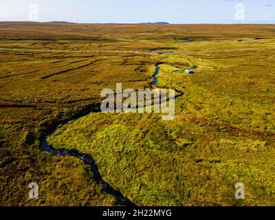 Antenna di una piccola capanna nel Moorland sull'isola di Lewis, Ebridi esterne, Scozia, Regno Unito Foto Stock