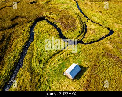 Antenna di una piccola capanna nel Moorland sull'isola di Lewis, Ebridi esterne, Scozia, Regno Unito Foto Stock