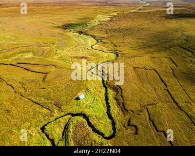 Antenna di una piccola capanna nel Moorland sull'isola di Lewis, Ebridi esterne, Scozia, Regno Unito Foto Stock