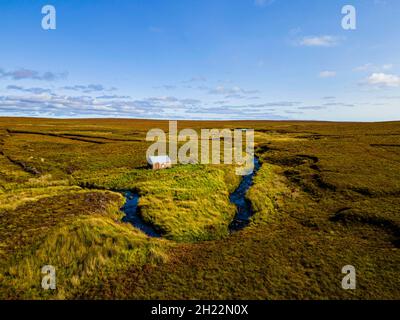 Antenna di una piccola capanna nel Moorland sull'isola di Lewis, Ebridi esterne, Scozia, Regno Unito Foto Stock