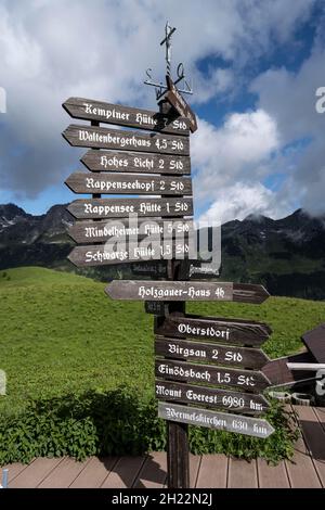 Molte indicazioni per sentieri escursionistici, Oberstdorf, Germania Foto Stock