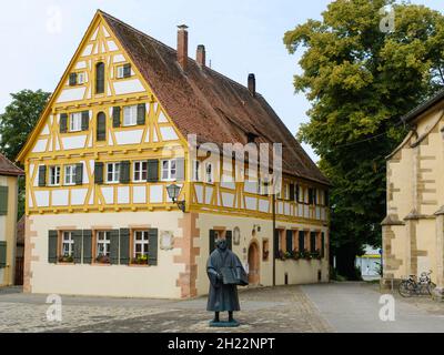 Vecchia scuola latina e statua di Martin Lutero, casa a graticcio, centro storico, Weissenburg in Baviera, Altmuehltal, Franconia, Baviera, Germania Foto Stock