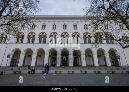 Edificio principale, Ludwig-Maximilians-Universitaet, Geschwister-Scholl-Platz, Monaco di Baviera, Germania Foto Stock