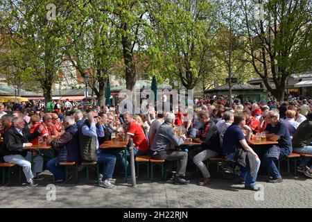 Birreria all'aperto, Viktualienmakt, Monaco, Baviera, Germania Foto Stock