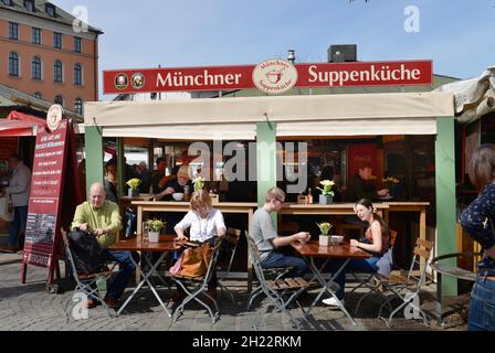 Munich Soup Kitchen, Viktualienmakt, Monaco, Baviera, Germania Foto Stock