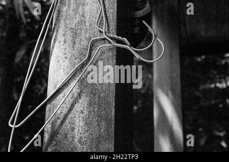 Hangers e Casa abbandonata Foto Stock