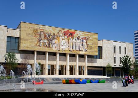 Museo storico Nazionale con mosaico di Shqiptaret, Piazza Skanderbeg, Tirana, gli albanesi, Muzeu Historik Kombetar, Albania Foto Stock
