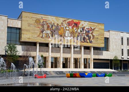 Museo storico Nazionale con mosaico di Shqiptaret, Piazza Skanderbeg, Tirana, gli albanesi, Muzeu Historik Kombetar, Albania Foto Stock